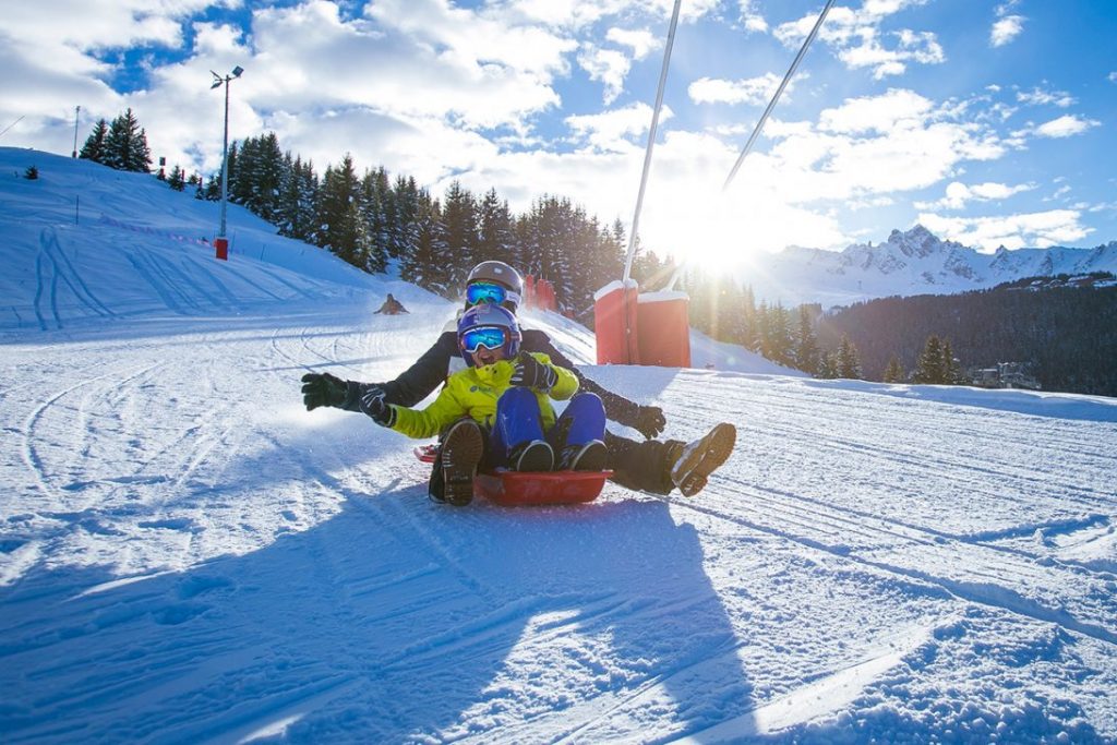 Like ski. Toboggan Courchevel. Skie.