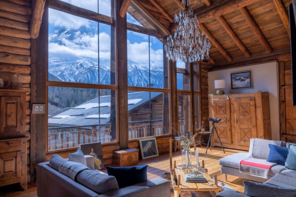 La Ferme des Frasserands promises a traditional and charming self catered ski chalet in France. Here we can see high wooden ceilings, a chandelier and soft furnishings all highlighted by the natural light.