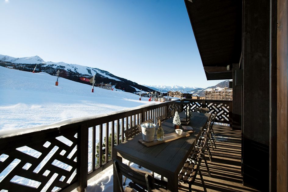 The terrace at Chalet Ascension with views onto the piste and far-reaching mountain panoramas 