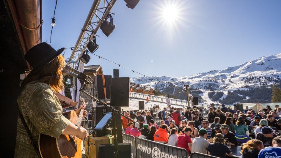 Live performance for the après skiers of Le Rond Point in Méribel.