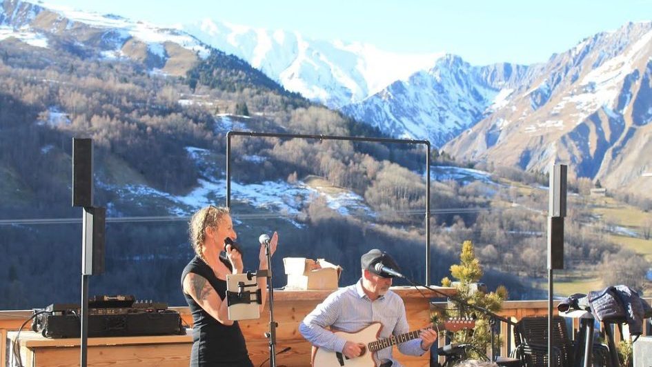 Live music at the après ski on the terrace of Le Lodji Hotel, St Martin De Belleville.