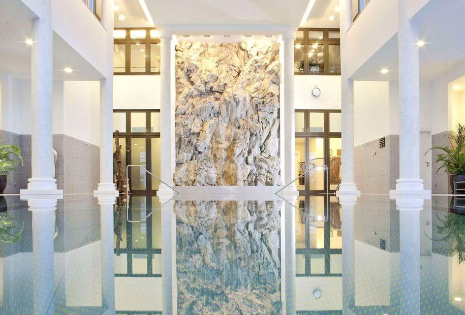 Kempinski Grand Hotel's spa, with a mineral wall and spacious pool. Perfect for relaxing in one of the best mountain spas!