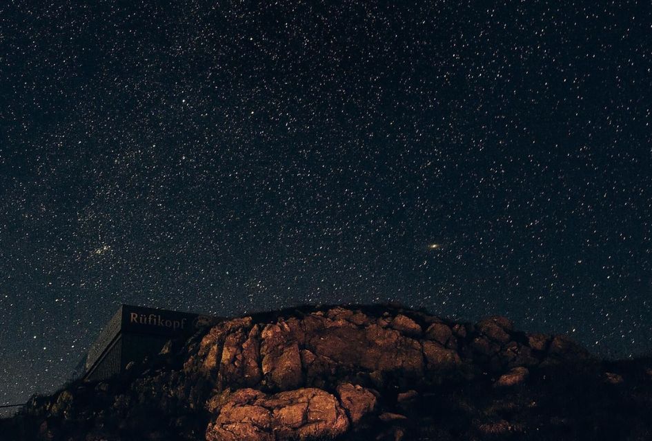 Laurentius Night at the Rüfikopf mountain station, with a starry night sky.