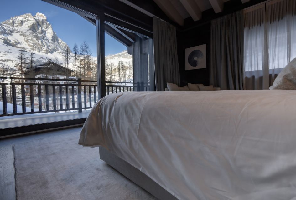 View of the Matterhorn for the luxury chalet bedroom of Chalet Il Gufo in Cervinia.